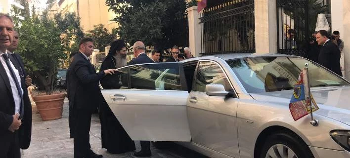 Στην Αρχιεπισκοπή ο πρίγκιπας Κάρολος – Συνάντηση με τον Ιερώνυμο (βίντεο)